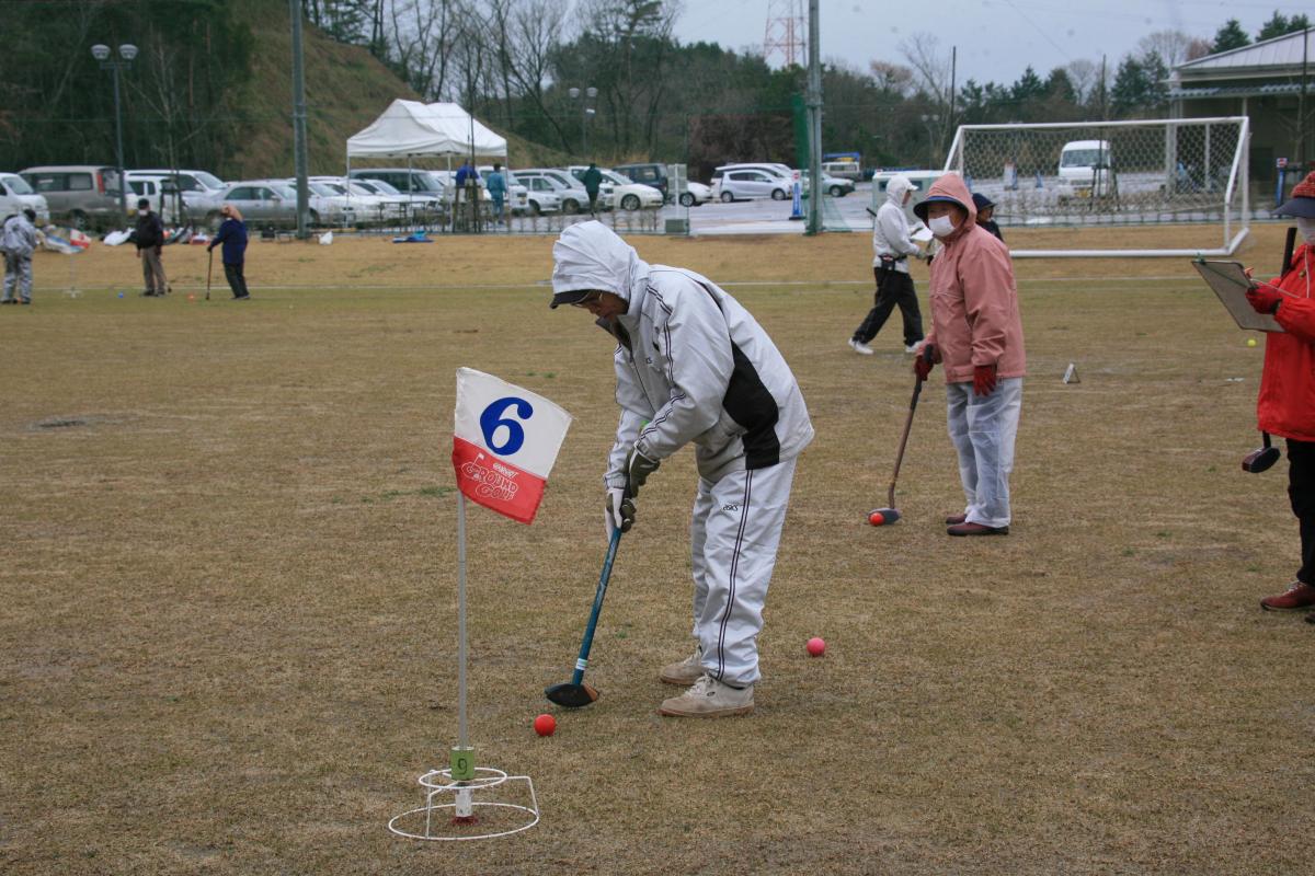 6コースのホールポストを狙う選手