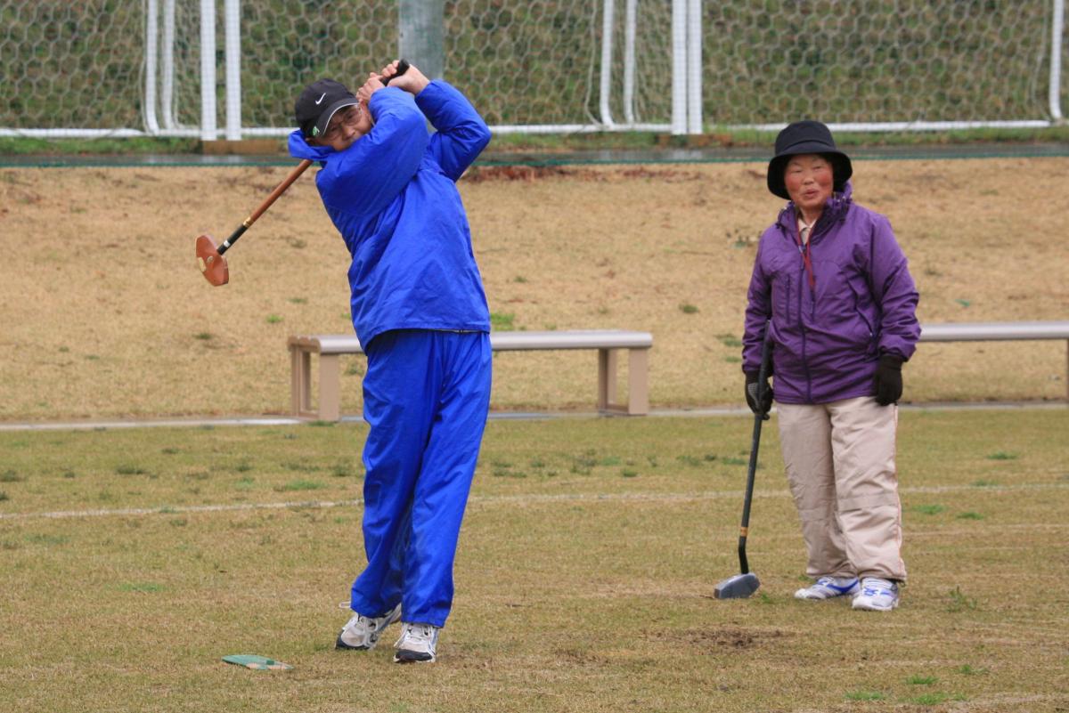 勢いよく1打目を放つ選手