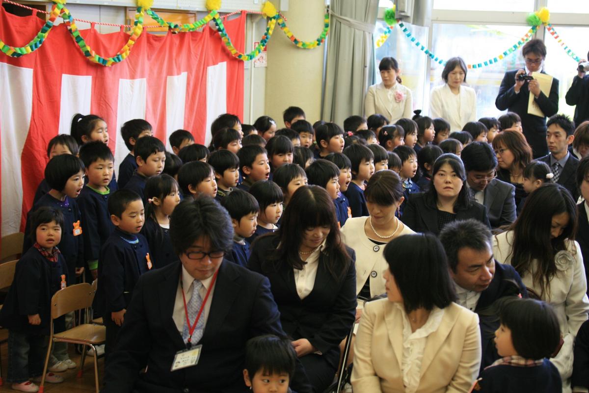 新入園児にお祝いの歌を贈る在園児たち