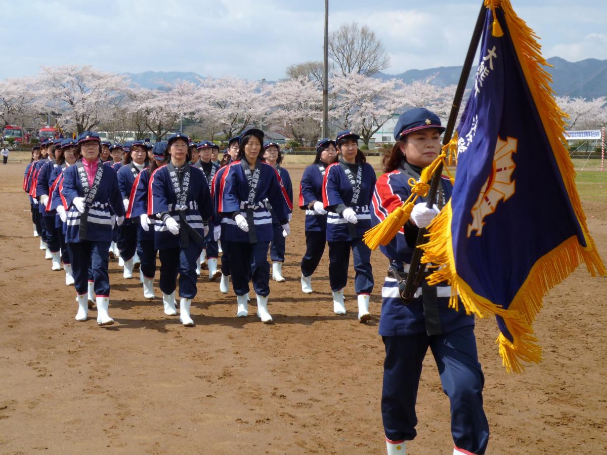 入場する町婦人消防隊の皆さん