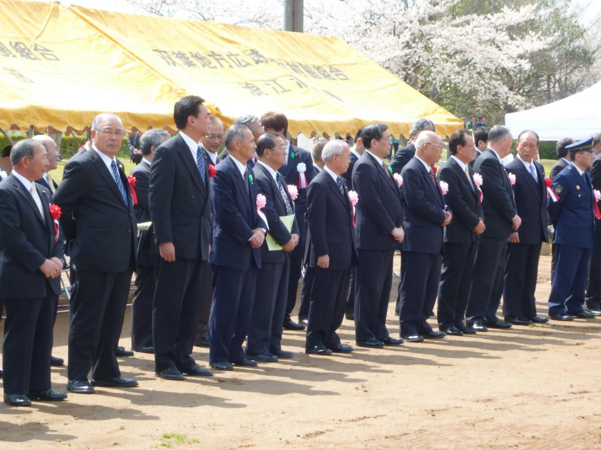 検閲を行う渡辺町長ら