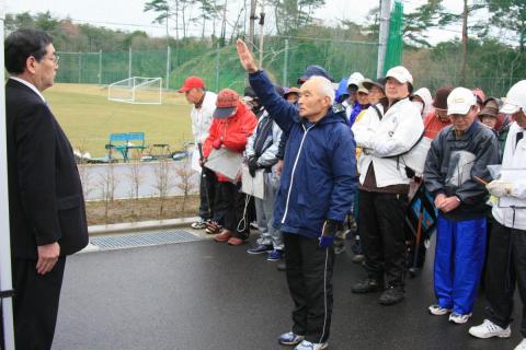 あいにくの小雨の中、元気に選手宣誓をする町民の代表