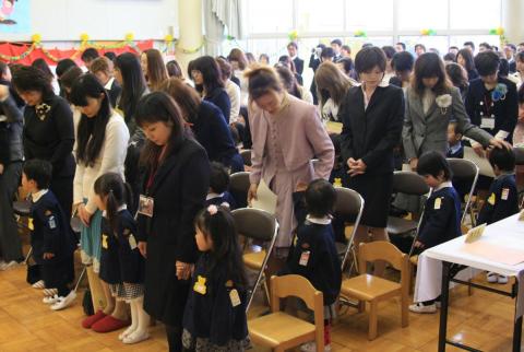 入園式の始まり、緊張の中にも新しいスタートへの期待に満ち溢れた表情の新入園児たち