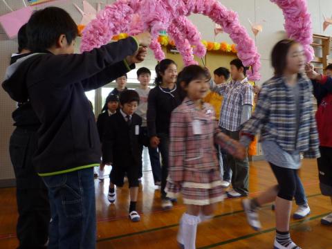 上級生が作った花のトンネルを期待に胸を弾ませた表情でくぐり、入場する新1年生