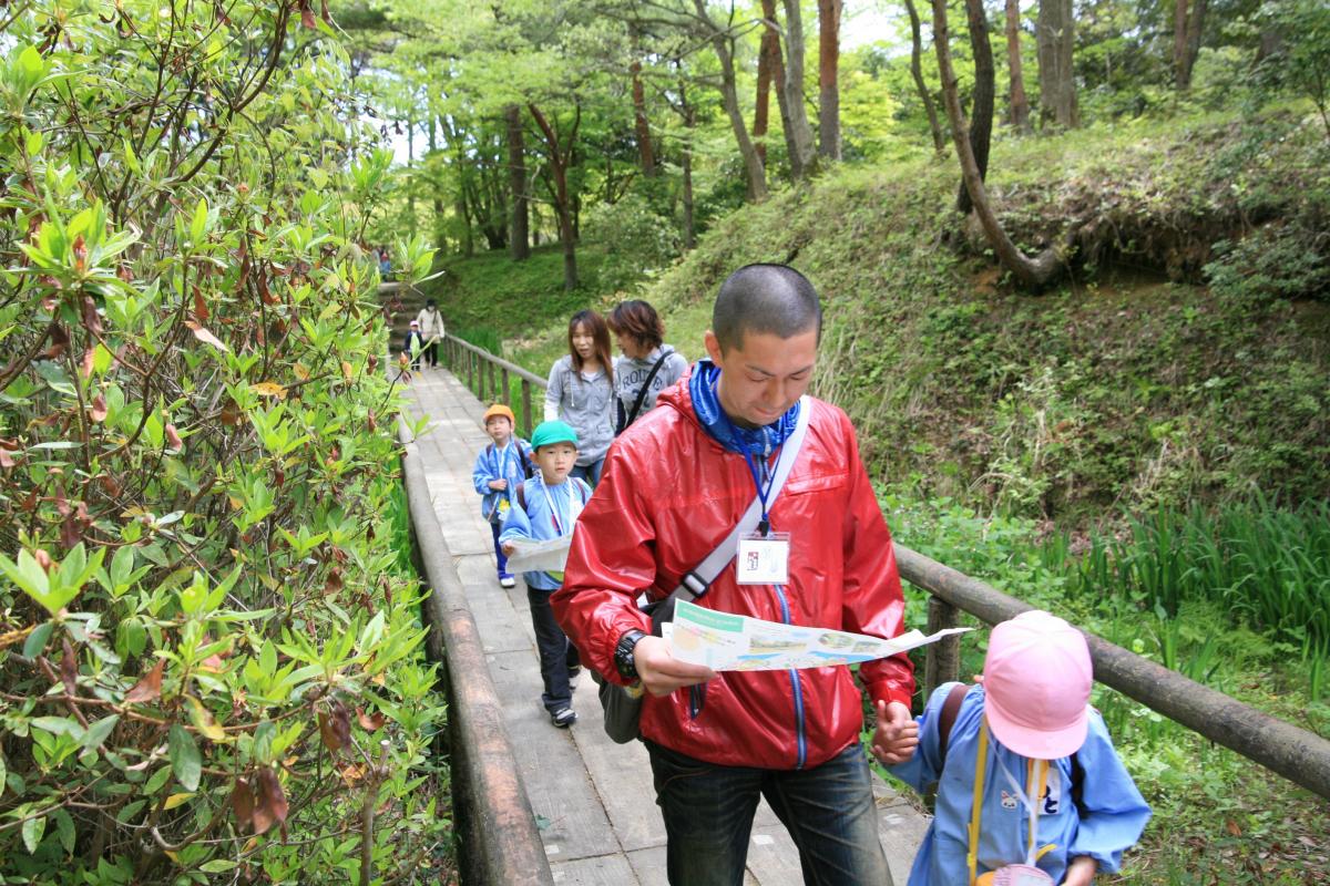 マップを見ながら遊歩道を進む親子たち