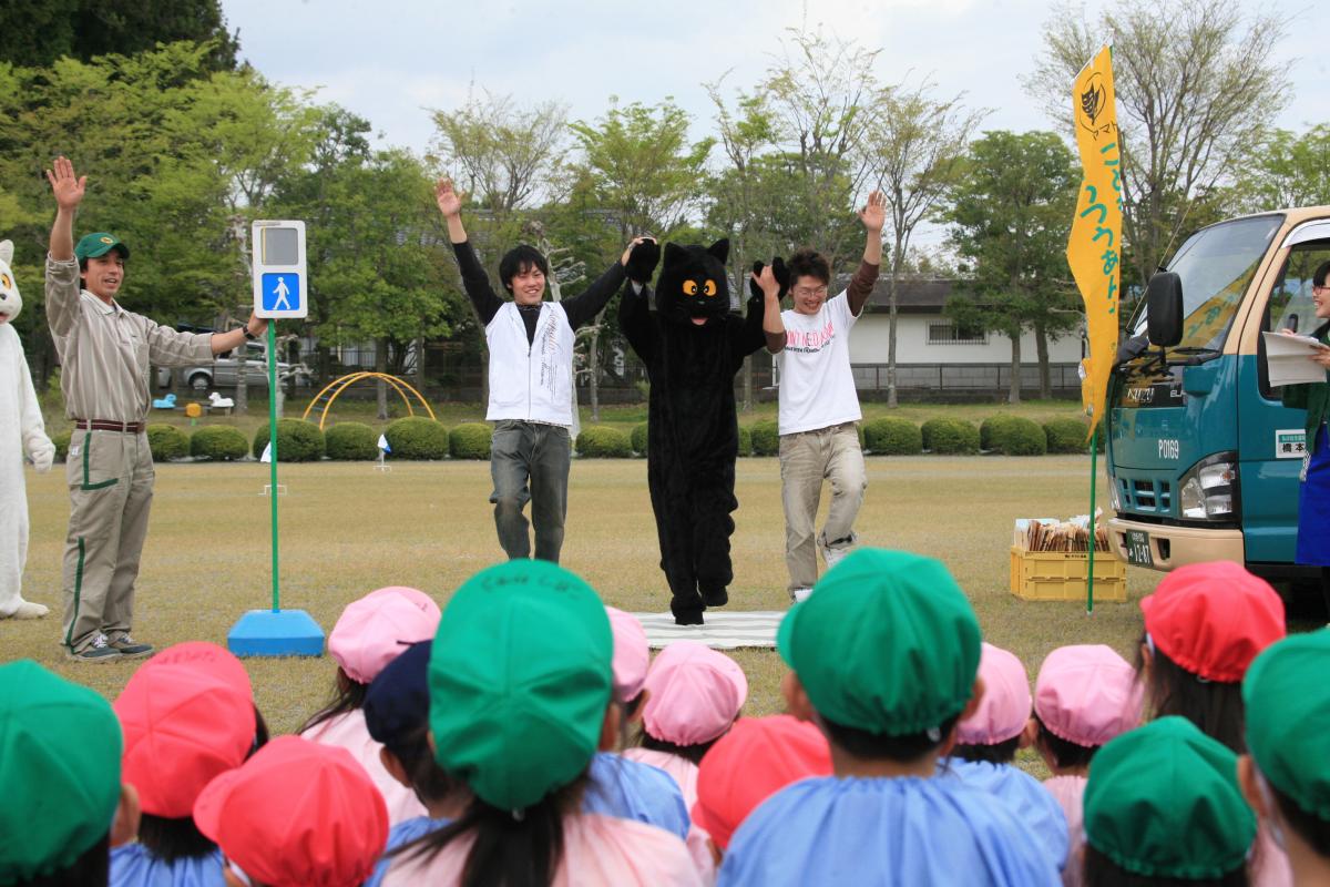 ヤマト運輸の皆さんから横断歩道の渡り方を教わる園児たち