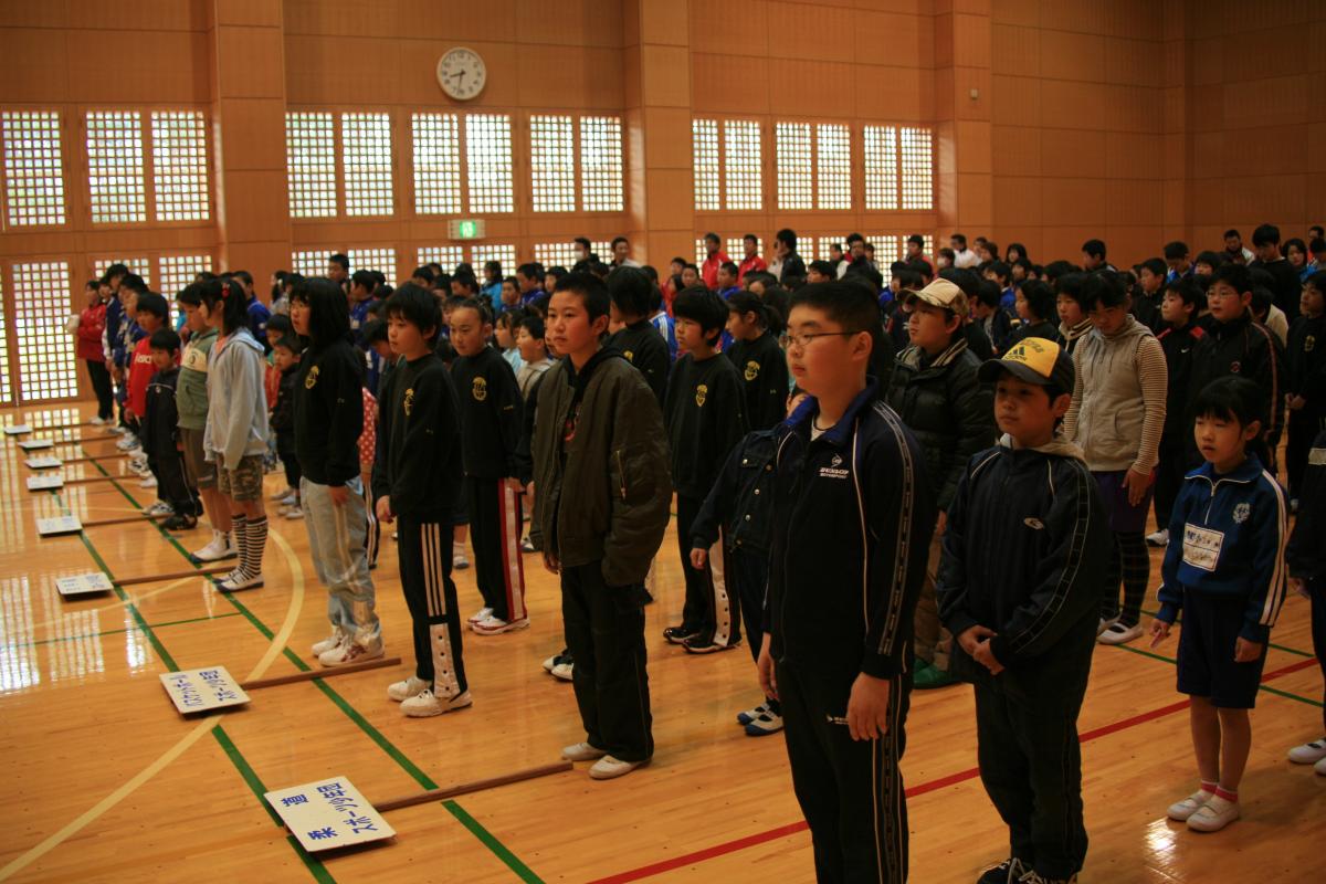 整然と整列する各スポーツ少年団の団員たち