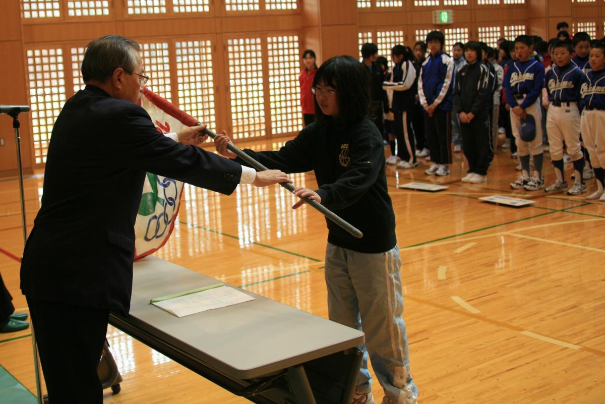 武内教育長から団旗を受け取る大熊町バスケットボールスポーツ少年団の団員