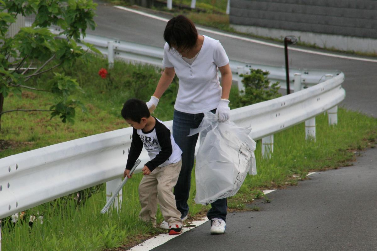 道路脇のゴミを拾う参加者