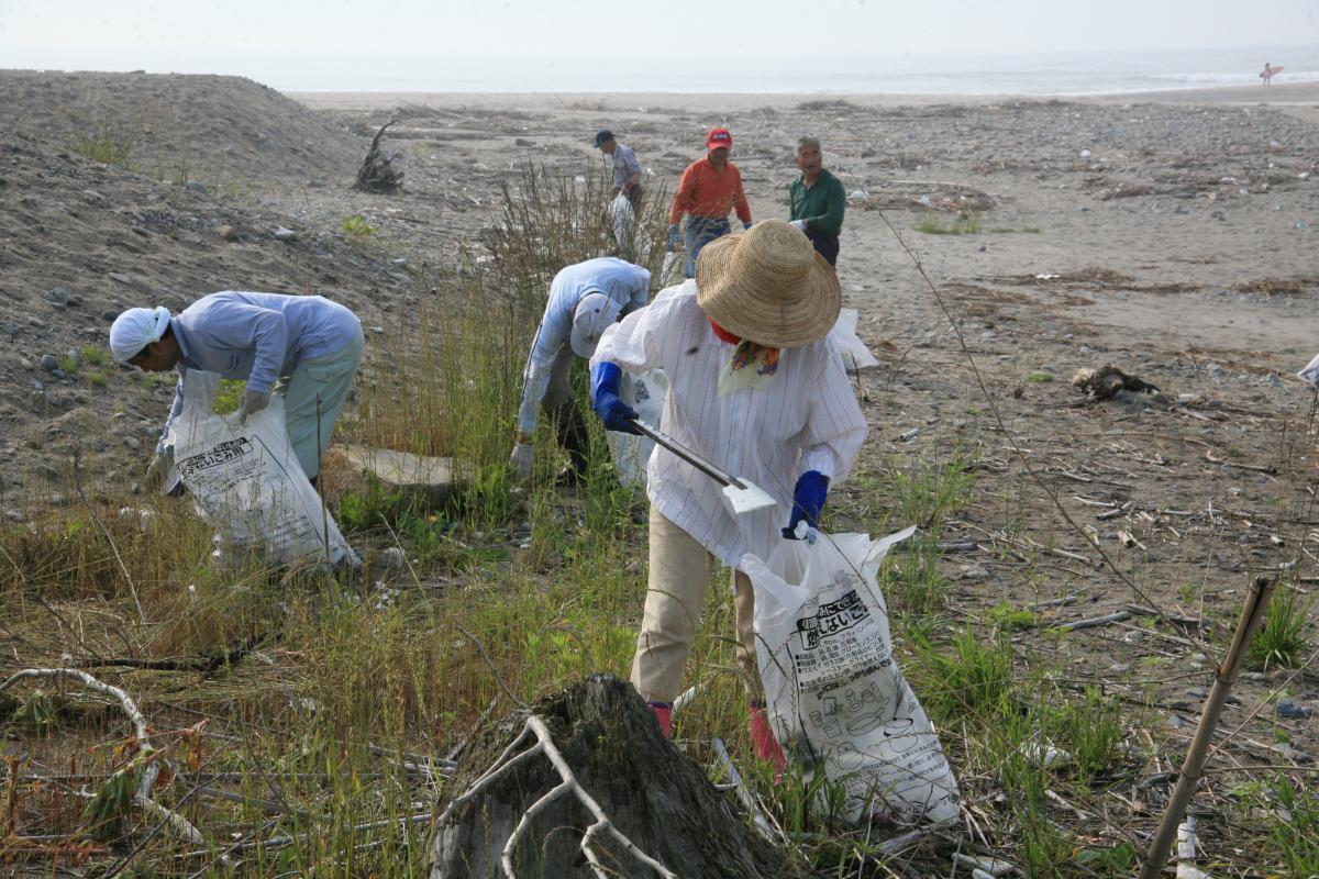 海岸の環境美化作業に取り組む参加者