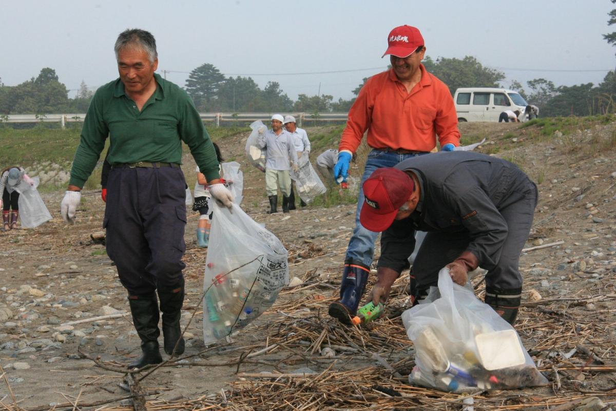 海岸のゴミを懸命に集める参加者