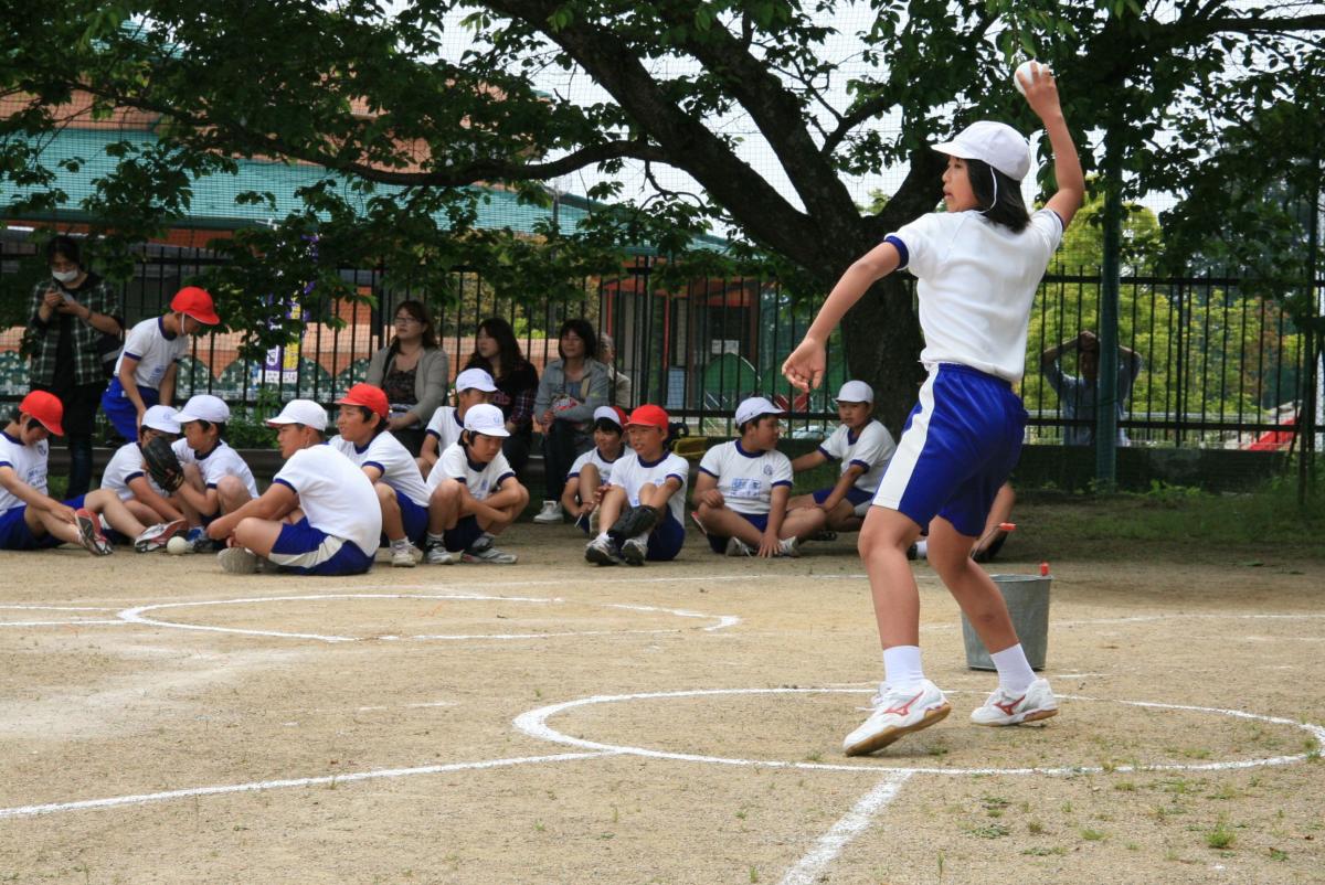「ソフトボール投げ」1センチでも遠くへと力いっぱいに投げる5年女子