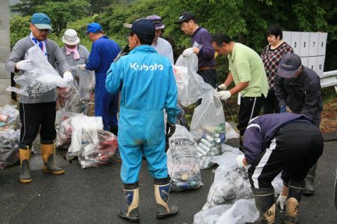 たくさんのゴミを拾い分別する参加者