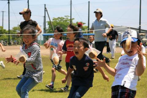 最高の笑顔でパンにかじりつく子どもたち