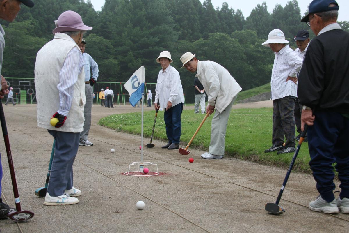 グラウンドゴルフで優勝を競う町民たち