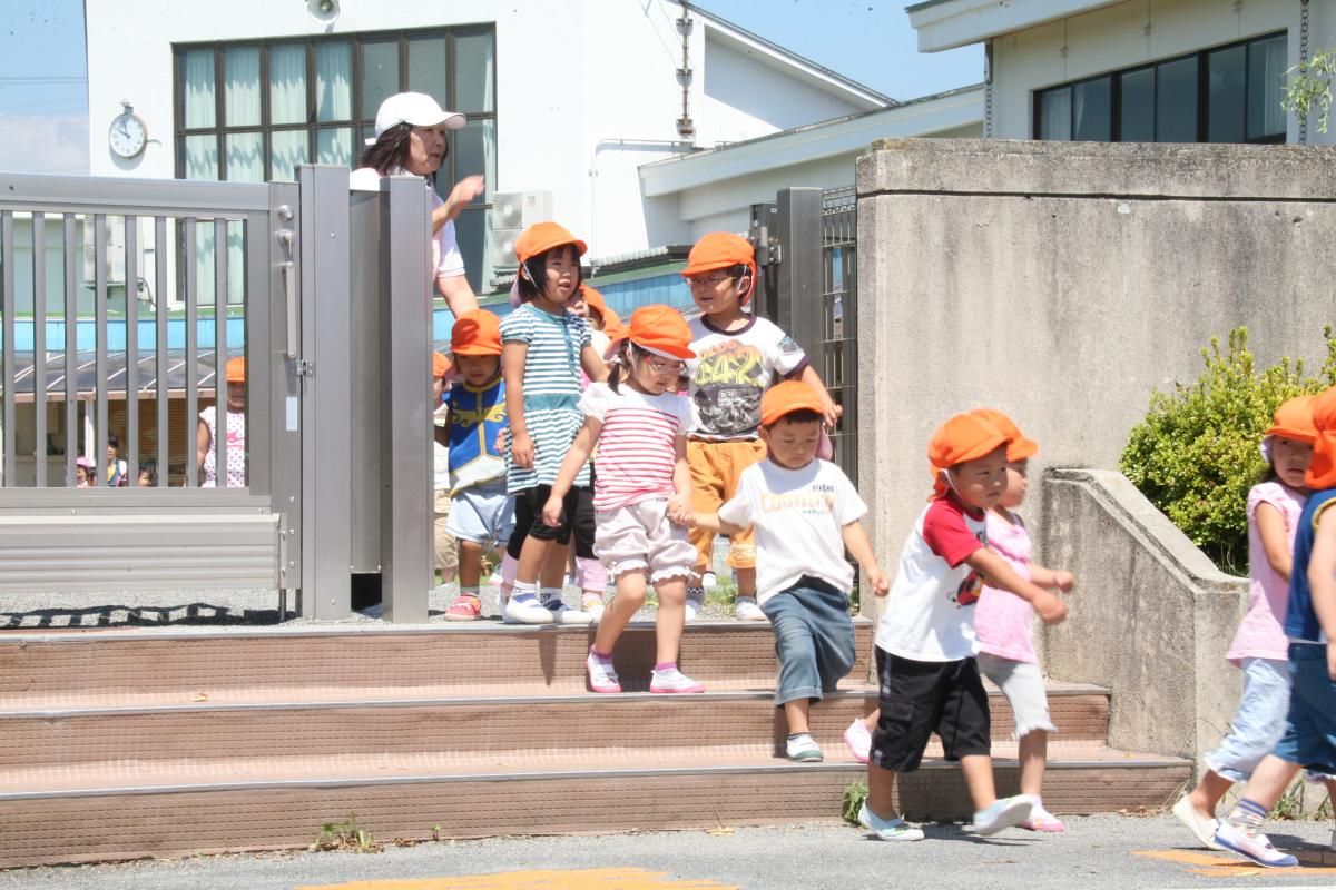 園の門の外まで避難する訓練です