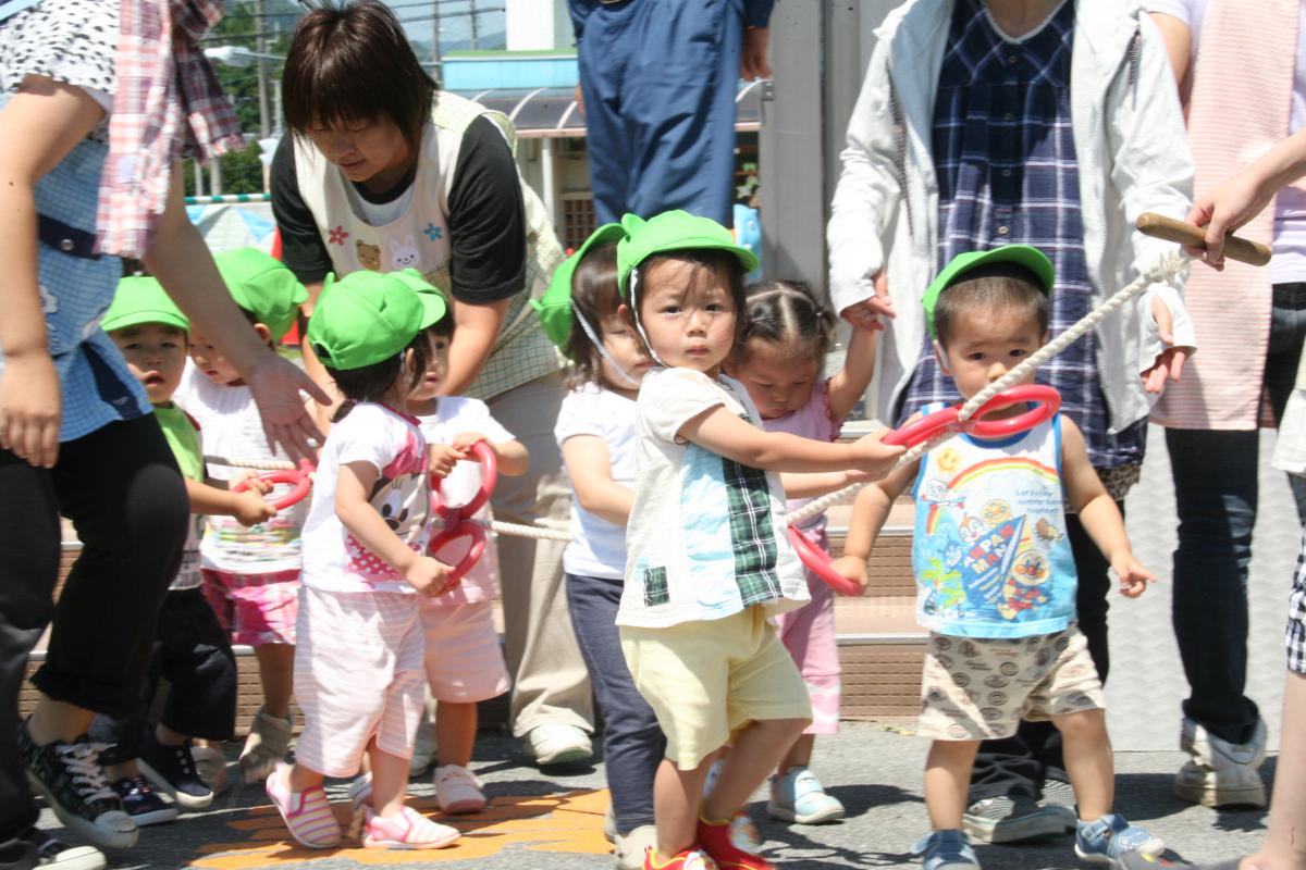 先生の誘導でしっかり避難する子どもたち