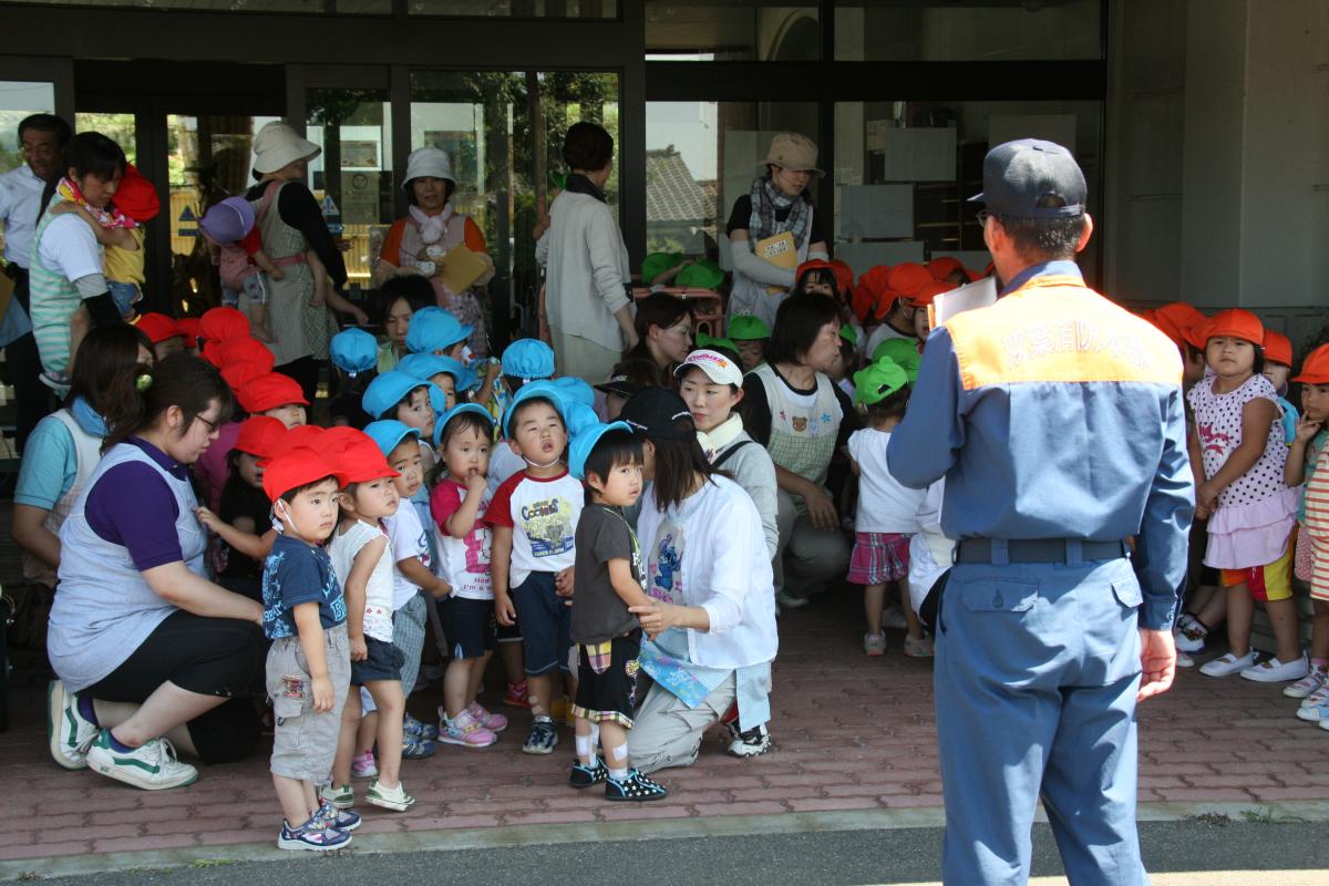 避難を終えお話を聞く子どもたち