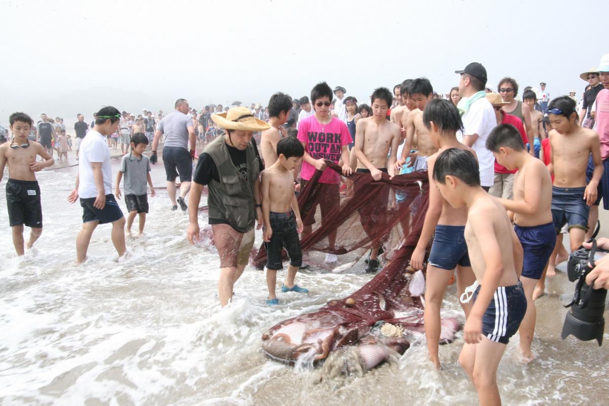 ヒラメやアイナメなどたくさんの魚がかかっていた地引き網