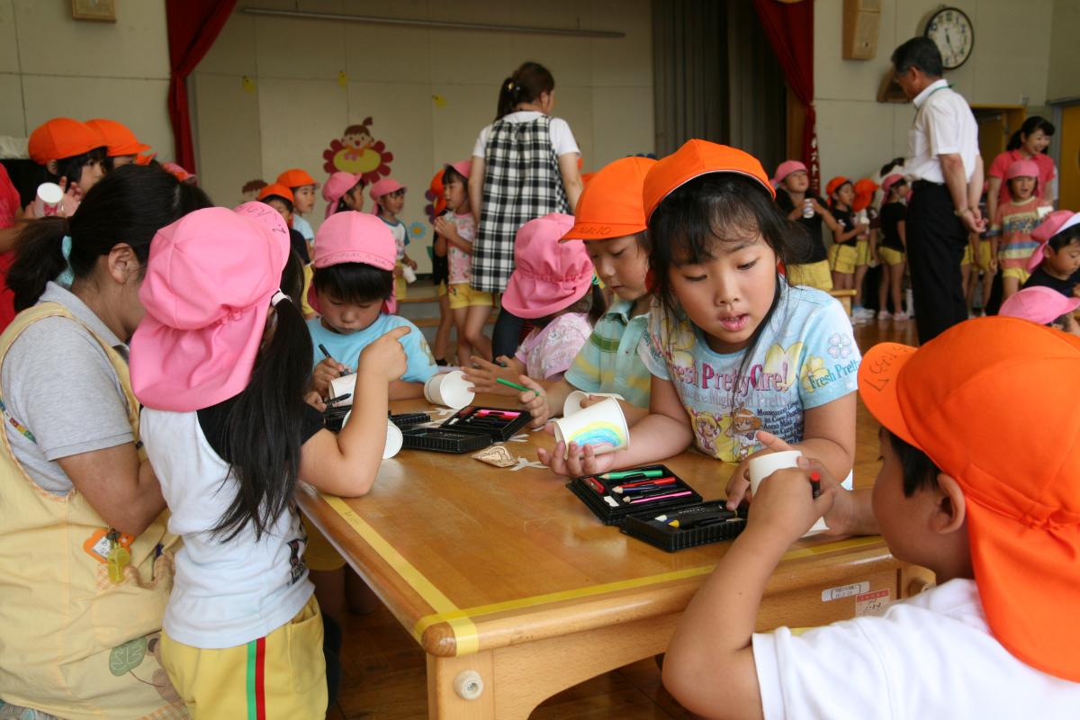 紙コップで風車を作る子どもたち