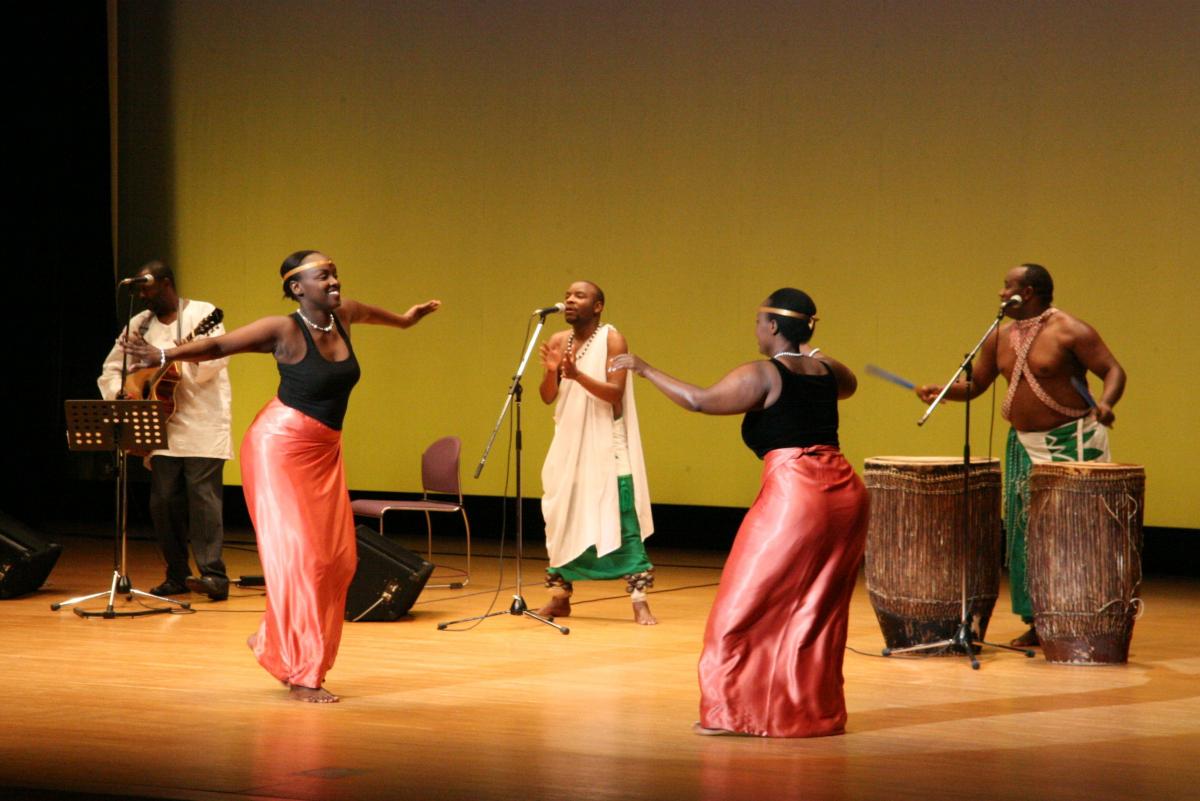 軽快なアフリカ音楽とダンスを繰り広げたサンプトゥさんとダンスチーム「インゲリ」の皆さん