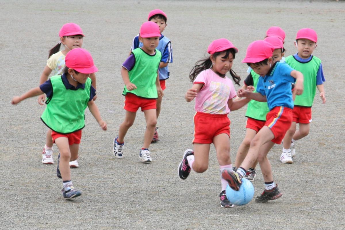 男の子も女の子も一生懸命にボールを追いかけました