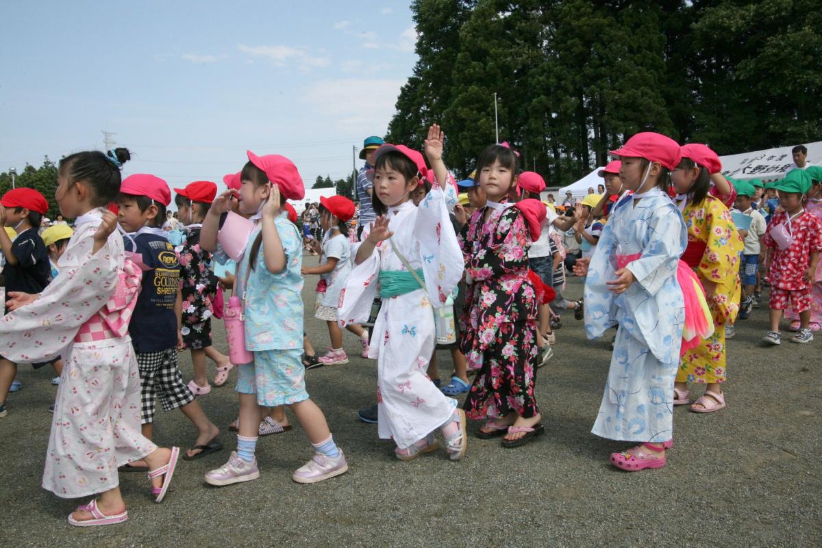 小学生の笛や太鼓に合わせて踊る園児たち