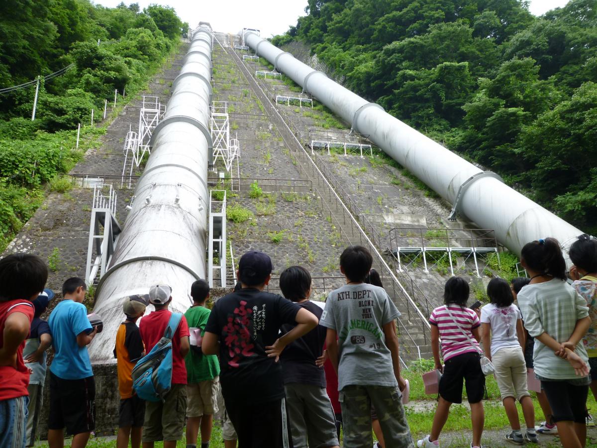 324メートルの水圧鉄管を見上げ圧倒される子どもたち