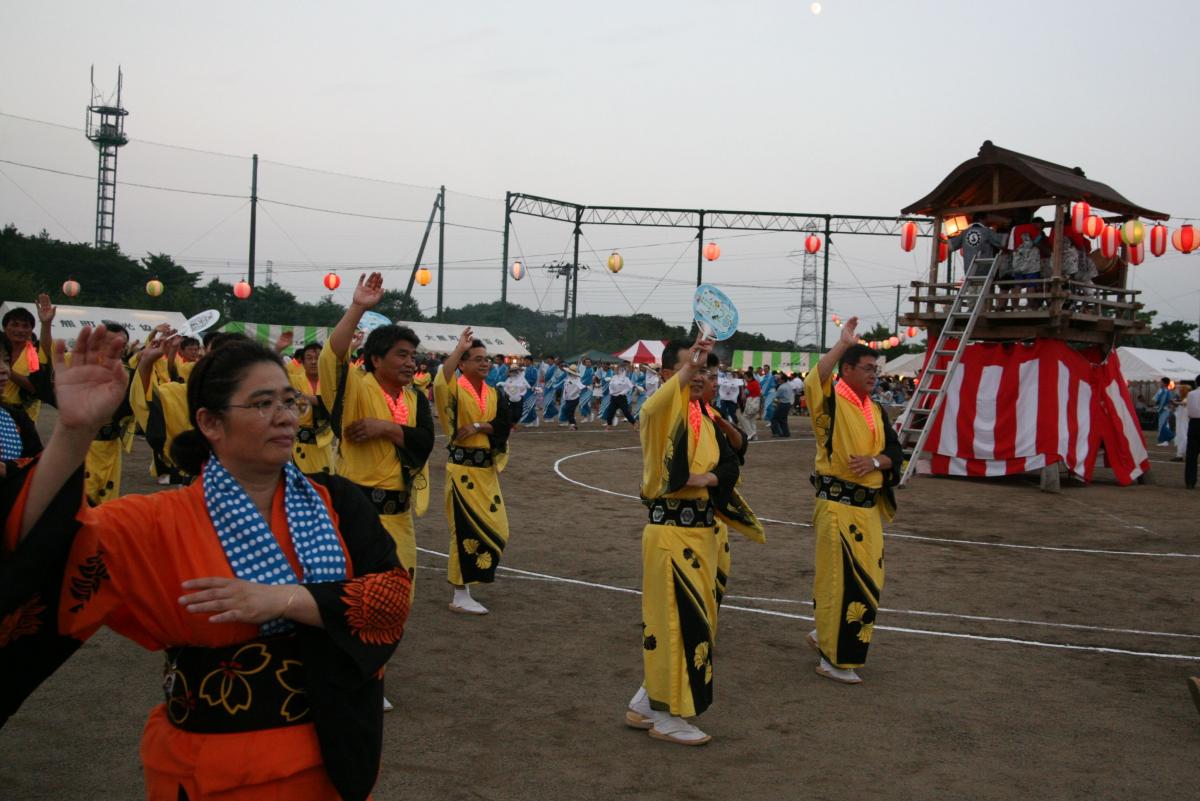 揃いの浴衣で楽しそうに踊る町民たち