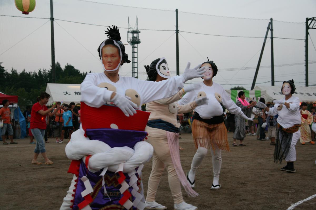 会場を盛り上げた力士の仮装盆踊り