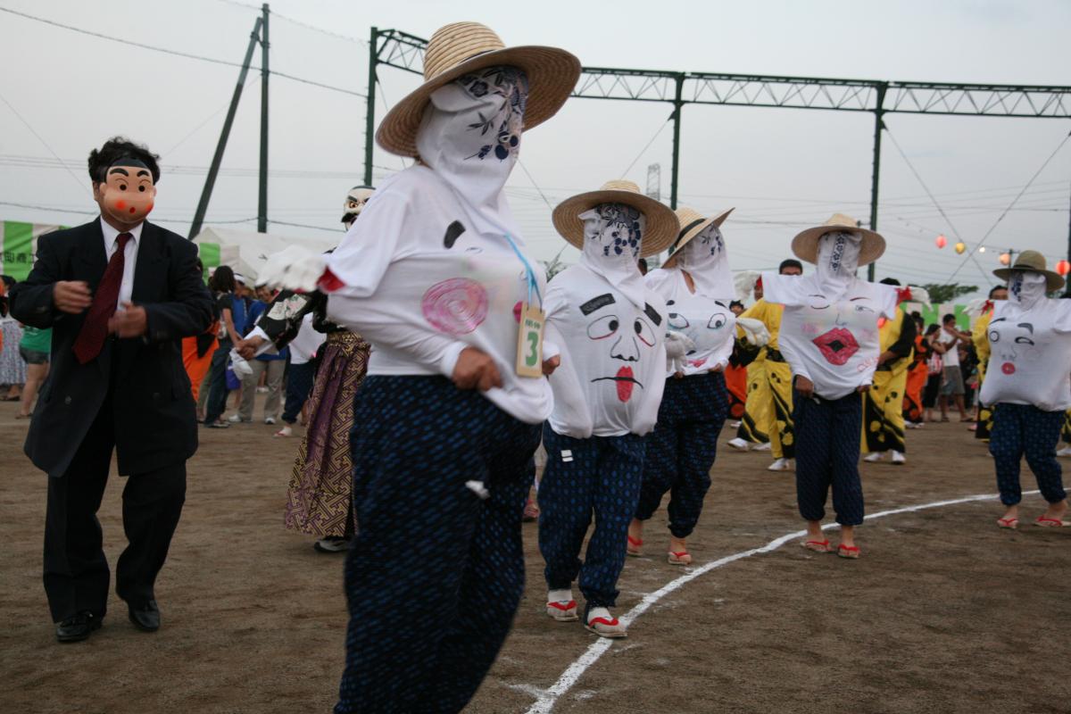 腹踊りの仮装で笑いを誘った町民の皆さん