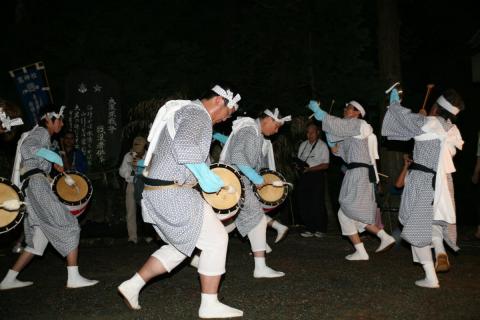 塞神社の境内で鳴り響く鉦と太鼓の音色を奏でる保存会の皆さん