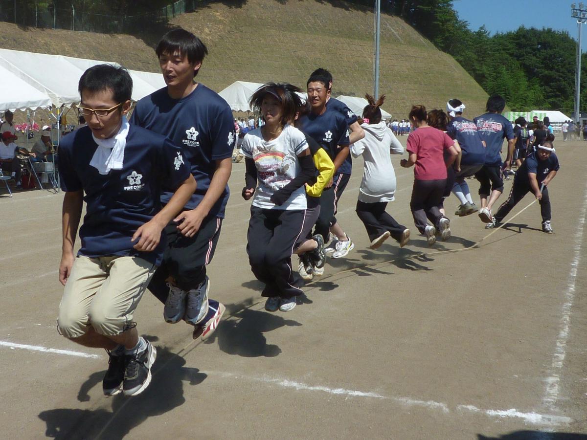 心を一つに大縄跳びに挑戦する町民たち