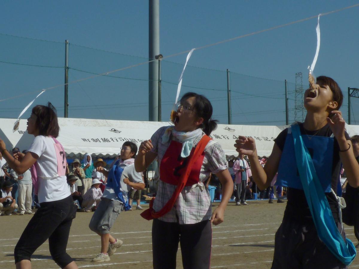 「鉄人リレー」パン食い競争ならぬおせんべい食い競争