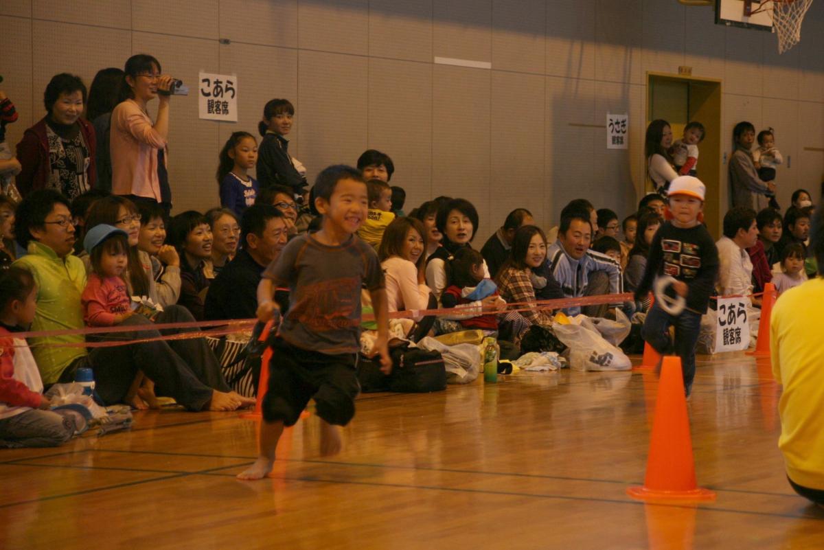 リレーのバトンをつなぐため、見事な走りを見せる子どもたち