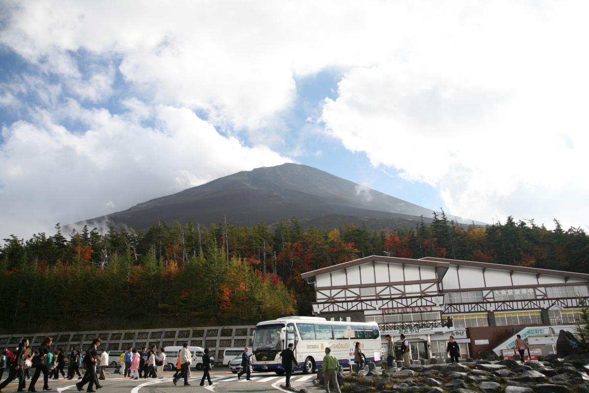 富士山五合目から見上げる雄大な富士の眺め