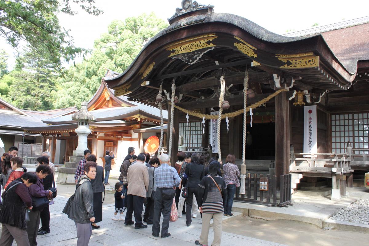 山梨県甲府市の武田神社に訪れた一行