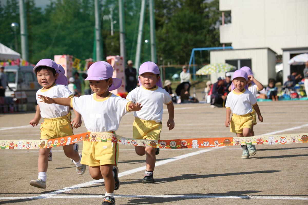 両手を上げてゴールインする園児