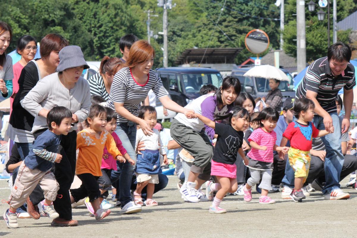 笑顔でスタートを切る未入園児たち