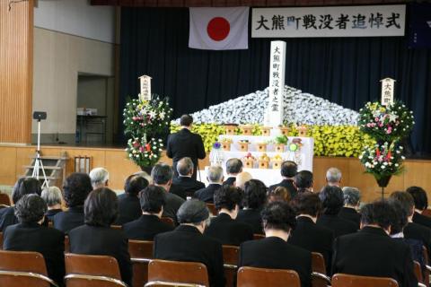 祭壇を前に式辞を述べる渡辺町長