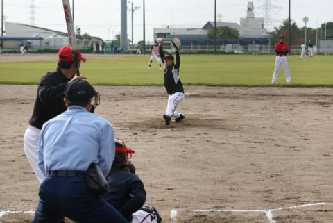 職場対抗ソフトボールで熱戦を繰り広げる選手たち