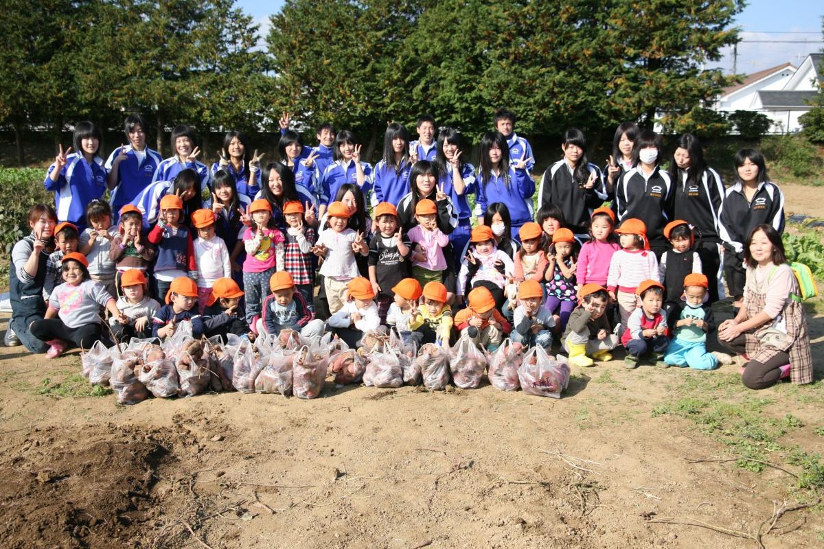 大熊町保育所 さつまいも掘り（2010年11月11日） 写真 1