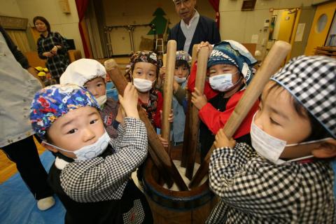 熊町幼稚園 もちつき会（2010年12月3日） 写真 1
