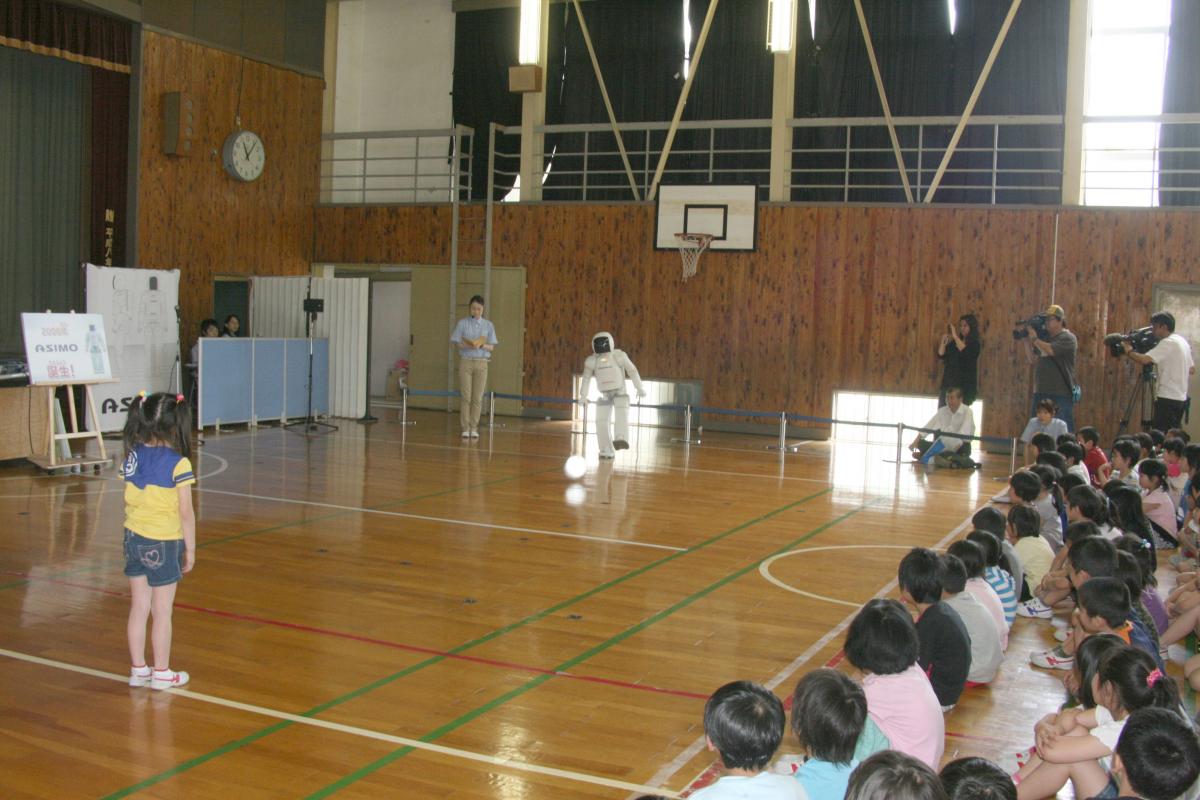 小学校にASIMO訪問（2011年7月7日） 写真 3