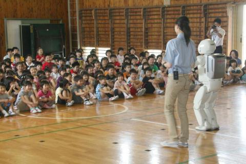 小学校にASIMO訪問（2011年7月7日） 写真 1