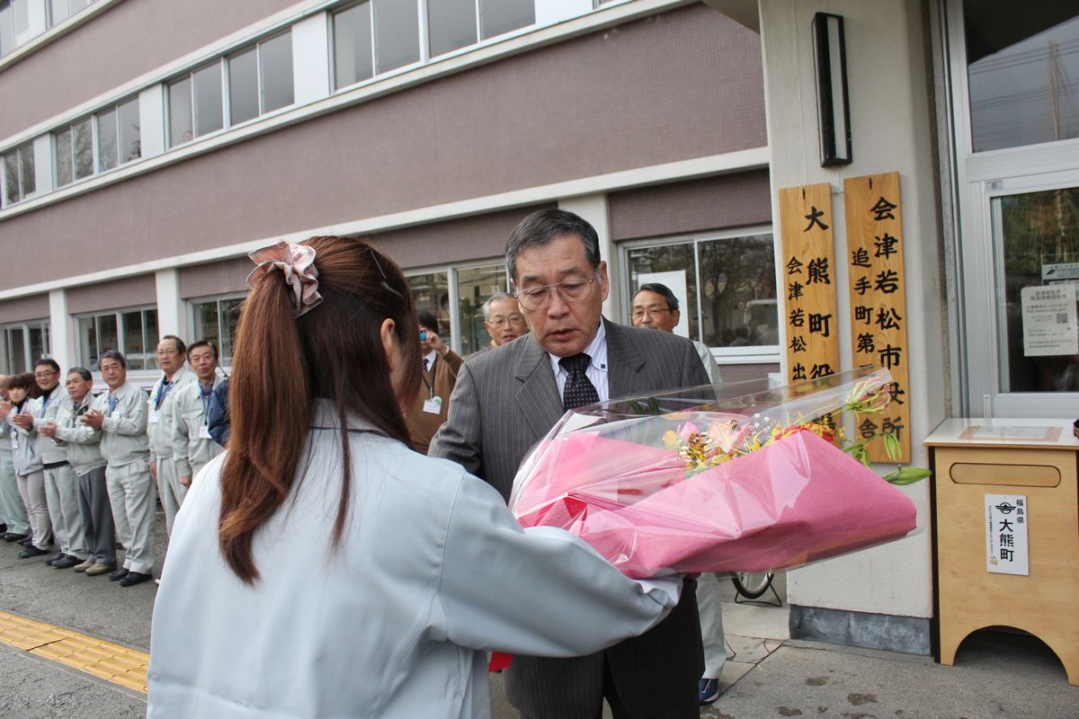 渡辺利綱町長 ２期目初登庁（2011年11月21日） 写真 2