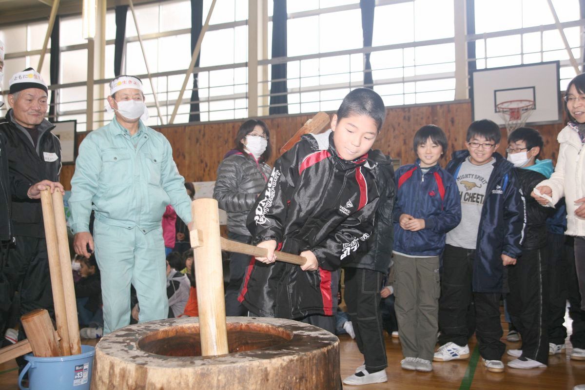 小学校・幼稚園もちつき会（2011年12月16日） 写真 1