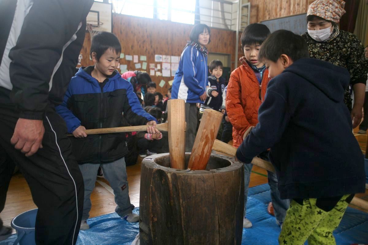 小学校・幼稚園もちつき会（2011年12月16日） 写真 2