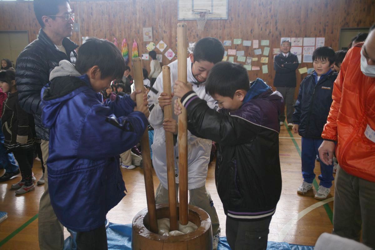 小学校・幼稚園もちつき会（2011年12月16日） 写真 3