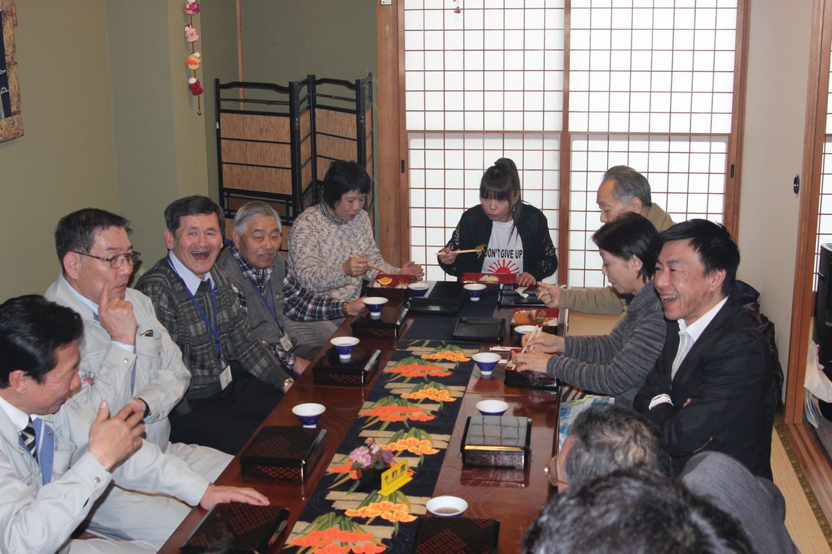 渡辺町長、鈴木議長らと食事しながらの懇親会